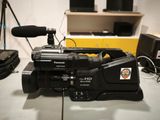 une caméra vidéo posée sur une table