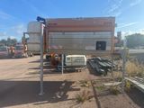 une photo d'un camion garé sur un parking