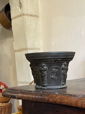 un pot noir posé sur une table en bois