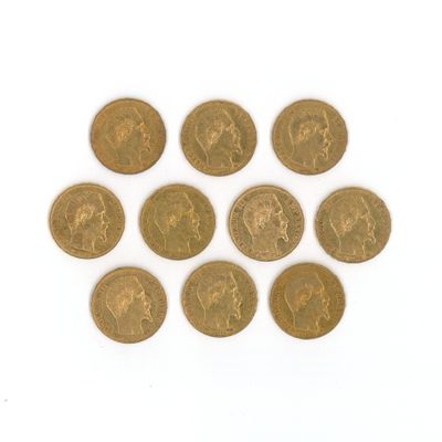 un groupe de six souverains d'or sur un fond blanc