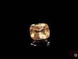 gros plan d'un diamant jaune sur une surface noire