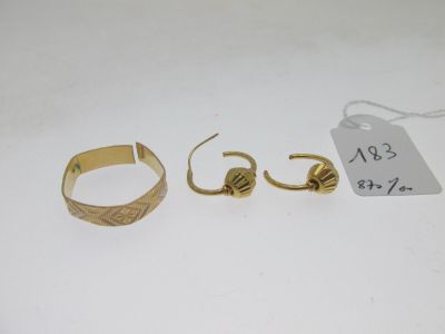 trois bagues en or et une bague sur laquelle est accrochée une étiquette de prix