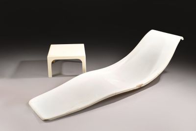 une chaise blanche et une petite table dans une pièce