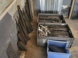 un tas de bois dans une pièce où se trouve une poubelle bleue