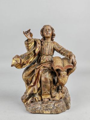 l'image d'une statue de femme assise sur un rocher