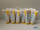 quatre tubes de crème solaire CeraVee posés sur une table