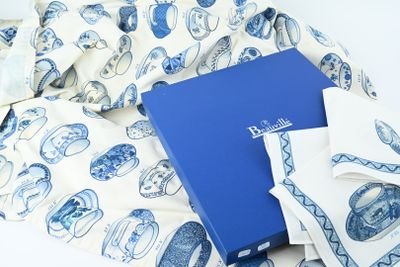 un livre bleu posé sur une nappe bleue et blanche