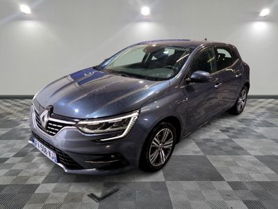 la voiture grise est garée sur un sol en damier dans le garage