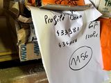 une feuille de papier posée sur une pile de cartons