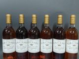 six bouteilles de vin sont alignées dans une rangée