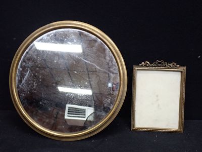 un miroir et un cadre photo posés sur une table