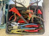 de nombreux types de pinces dans une boîte