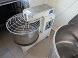 une photo d'un mixeur dans une cuisine, avec un grand saladier