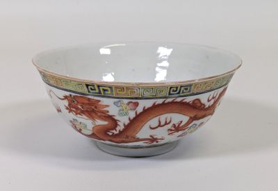 un bol orné d'un dragon sur un fond blanc