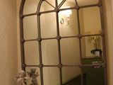 une salle de bain avec un lavabo et un miroir