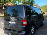 une camionnette noire garée sur le bord de la route