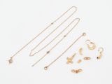 une collection de bijoux en or comprenant un collier, un bracelet et une bague
