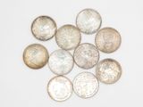 un lot de pièces de monnaie posées sur une table