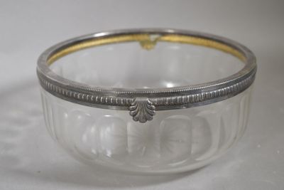 un bol en verre à bord doré posé sur un fond blanc