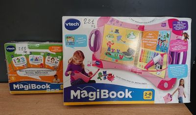 une boîte de « Magicbook » et une boîte de ciseaux posées sur une table