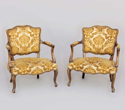 paire de fauteuils de style louis xvi