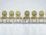 six chaises alignées