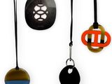 quatre colliers de couleurs différentes suspendus à un cordon noir