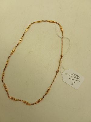 collier plaqué or avec un fil torsadé et une plaque sur un fond blanc