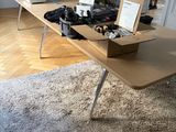 une table sur laquelle est posé un ordinateur portable, dans un salon
