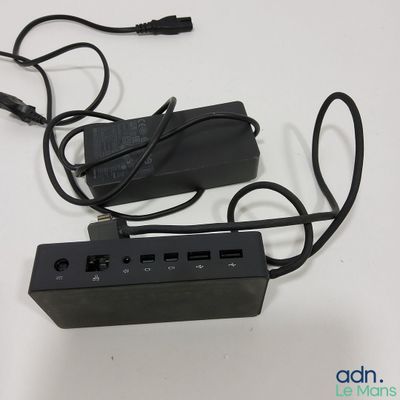 une multiprise noire branchée sur une autre multiprise noire