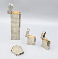 Lot de trois briquets DUPONT et un briquet QUERRIA en métal argenté.