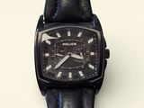 gros plan d'une montre noire sur une surface blanche