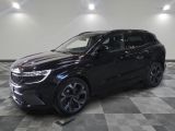 le 4x4 noir est garé sur le sol en damier d'un garage