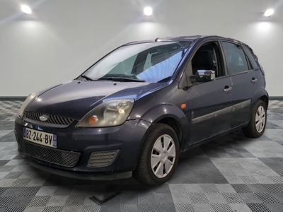 la photo d'une petite voiture bleue garée dans un garage