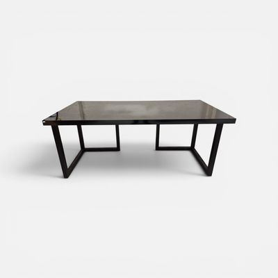 une image représentant une table noire avec un plateau en verre sur fond blanc