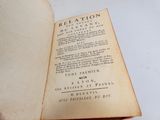 un vieux livre ouvert sur une table, sur fond blanc