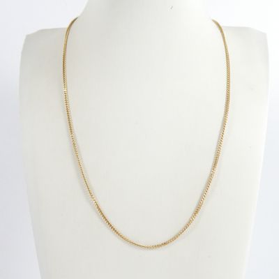 un collier à chaîne en or sur un mannequin mannequin mannequin mannequin mannequin mannequin mannequin mannequin mannequin mannequin