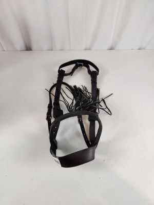 des sandales en cuir noir posées sur une surface blanche, sur fond blanc