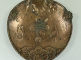 une plaque en or ornée d'un motif, accrochée au mur