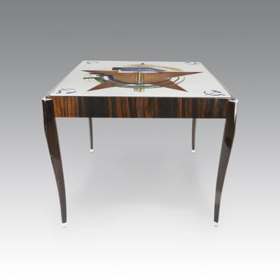 une table avec un plateau en verre orné d'un motif en forme d'étoile