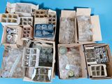 plusieurs cartons contenant des objets divers, posés sur une surface bleue