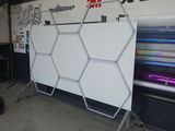 panneau hexagonal blanc avec des hexagones noirs et blancs en arrière-plan