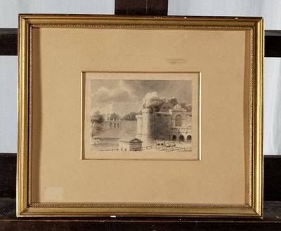 une vieille photo représentant une photo d'un château, posée sur une étagère