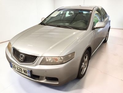 une photo d'une Honda Accord argentée dans une pièce blanche
