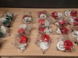 de nombreux sacs remplis de décorations de Noël posés sur une table