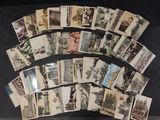 un lot de vieilles cartes postales posées sur une table