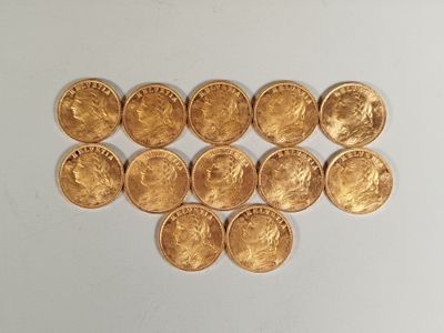 gros plan d'une pile de pièces d'or sur une surface blanche