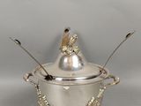 une saucière ancienne en métal argenté, avec deux cuillères et un couvercle