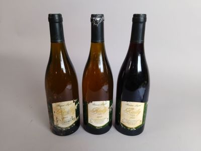 trois bouteilles de vin posées l'une à côté de l'autre sur une table