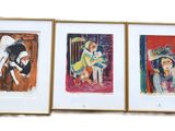 trois tableaux encadrés représentant des femmes en chapeau et en robe, accrochés au mur